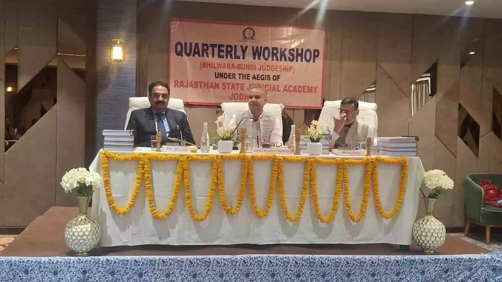भीलवाड़ा में न्यायिक कार्यशाला के मंच पर बैठे न्यायमूर्ति फरजंद अली और अन्य अधिकारी। भीलवाड़ा में न्यायिक कार्यशाला के मंच पर बैठे न्यायमूर्ति फरजंद अली और अन्य अधिकारी।