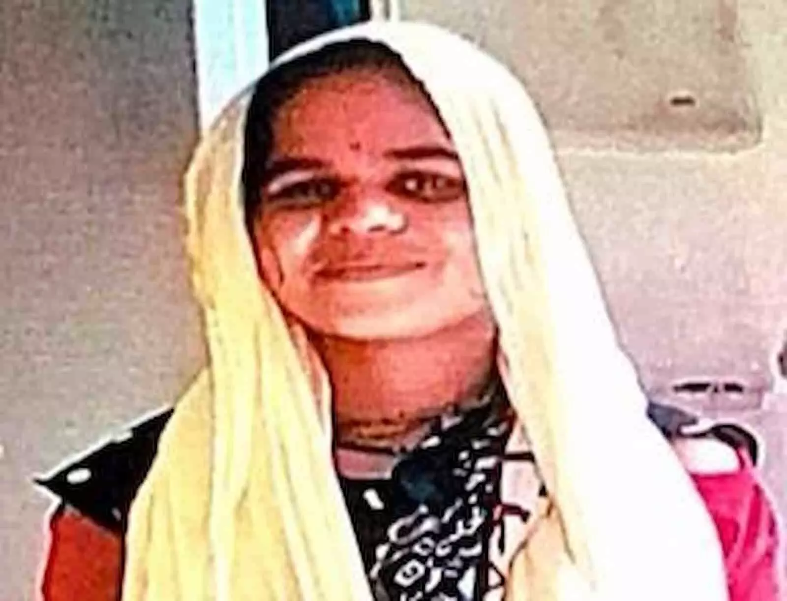 तस्वीर में एक महिला सिर पर दुपट्टा ओढ़े हुए दिखाई दे रही है। तस्वीर में एक महिला सिर पर दुपट्टा ओढ़े हुए दिखाई दे रही है।