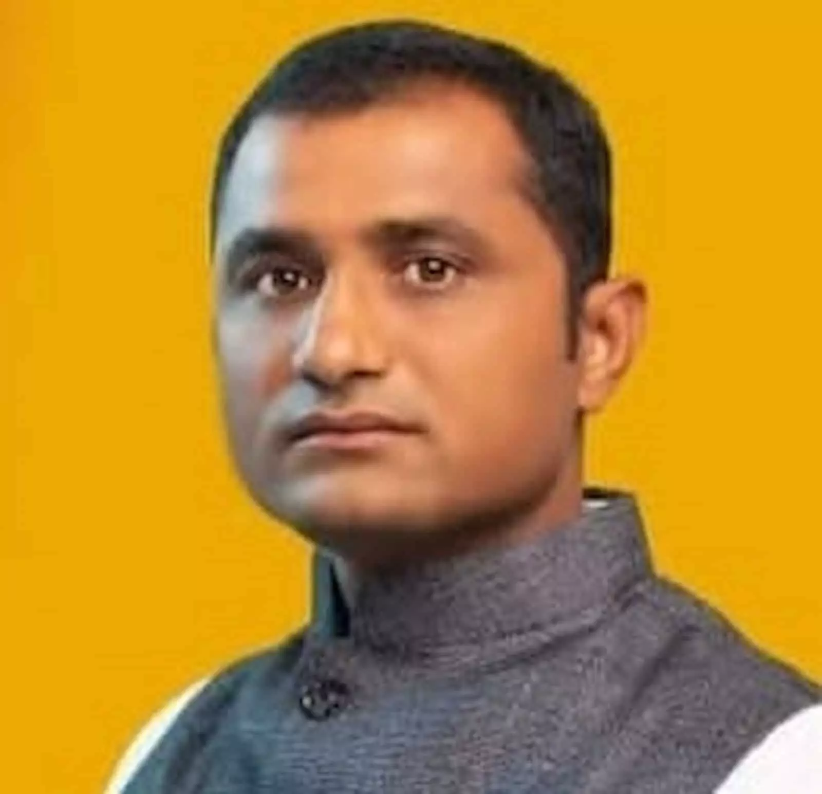 तस्वीर में विशाल करके पीले बैकग्राउंड के सामने ग्रे जैकेट पहने खड़े हैं। तस्वीर में विशाल करके पीले बैकग्राउंड के सामने ग्रे जैकेट पहने खड़े हैं।