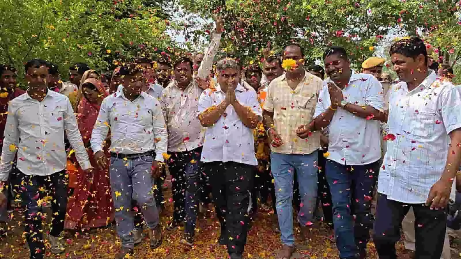 मंत्री गौतम दक और कार्यकर्ता प्रतापगढ़ के बारावरदा में स्वागत समारोह के दौरान।