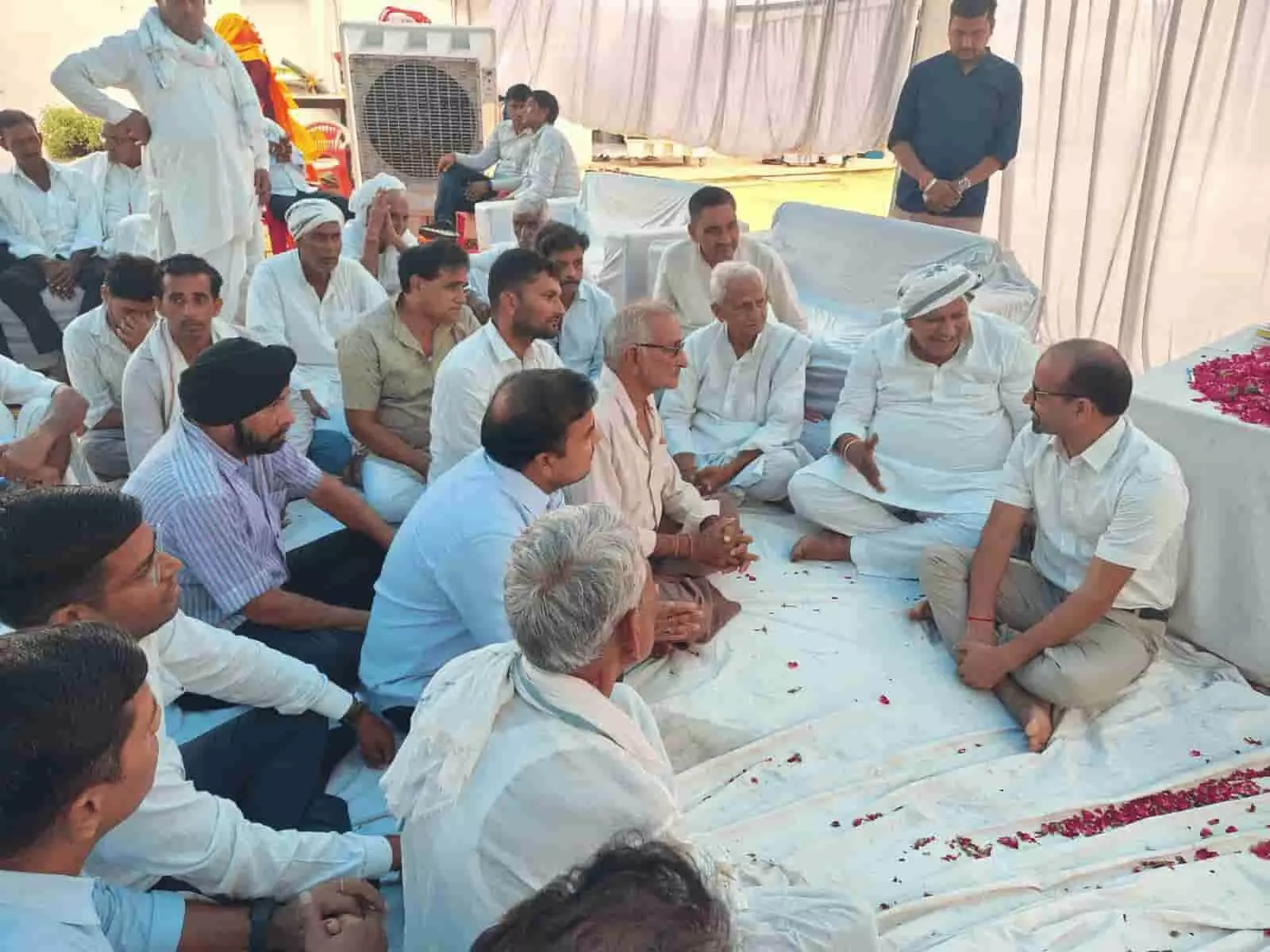 तस्वीर में गंगापुर सिटी में श्रद्धांजलि सभा के दौरान बैठे भाजपा जिलाध्यक्ष मानसिंह गुर्जर, अधिकारी और ग्रामीण लोग। तस्वीर में गंगापुर सिटी में श्रद्धांजलि सभा के दौरान बैठे भाजपा जिलाध्यक्ष मानसिंह गुर्जर, अधिकारी और ग्रामीण लोग।