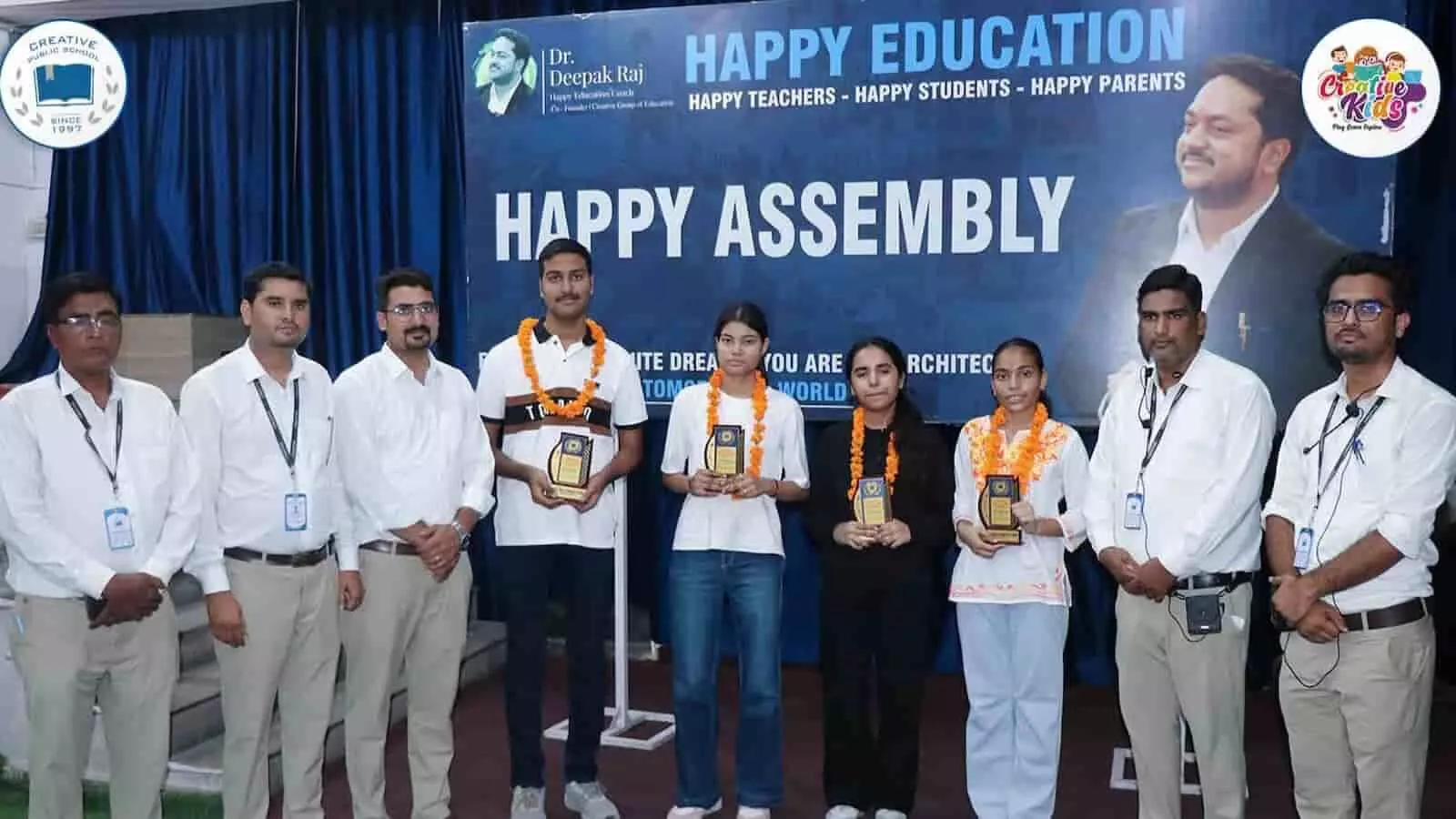 तस्वीर में गंगापुर सिटी के स्कूल में सम्मानित हो रहे शिक्षक और मेधावी विद्यार्थी नजर आ रहे हैं। तस्वीर में गंगापुर सिटी के स्कूल में सम्मानित हो रहे शिक्षक और मेधावी विद्यार्थी नजर आ रहे हैं।