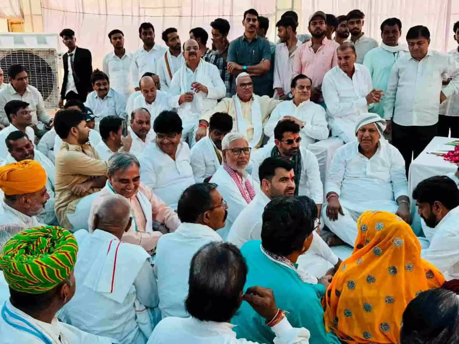 तस्वीर में अहमदपुर गांव में श्रद्धांजलि सभा के दौरान बैठे जनप्रतिनिधि और ग्रामीण नजर आ रहे हैं। तस्वीर में अहमदपुर गांव में श्रद्धांजलि सभा के दौरान बैठे जनप्रतिनिधि और ग्रामीण नजर आ रहे हैं।