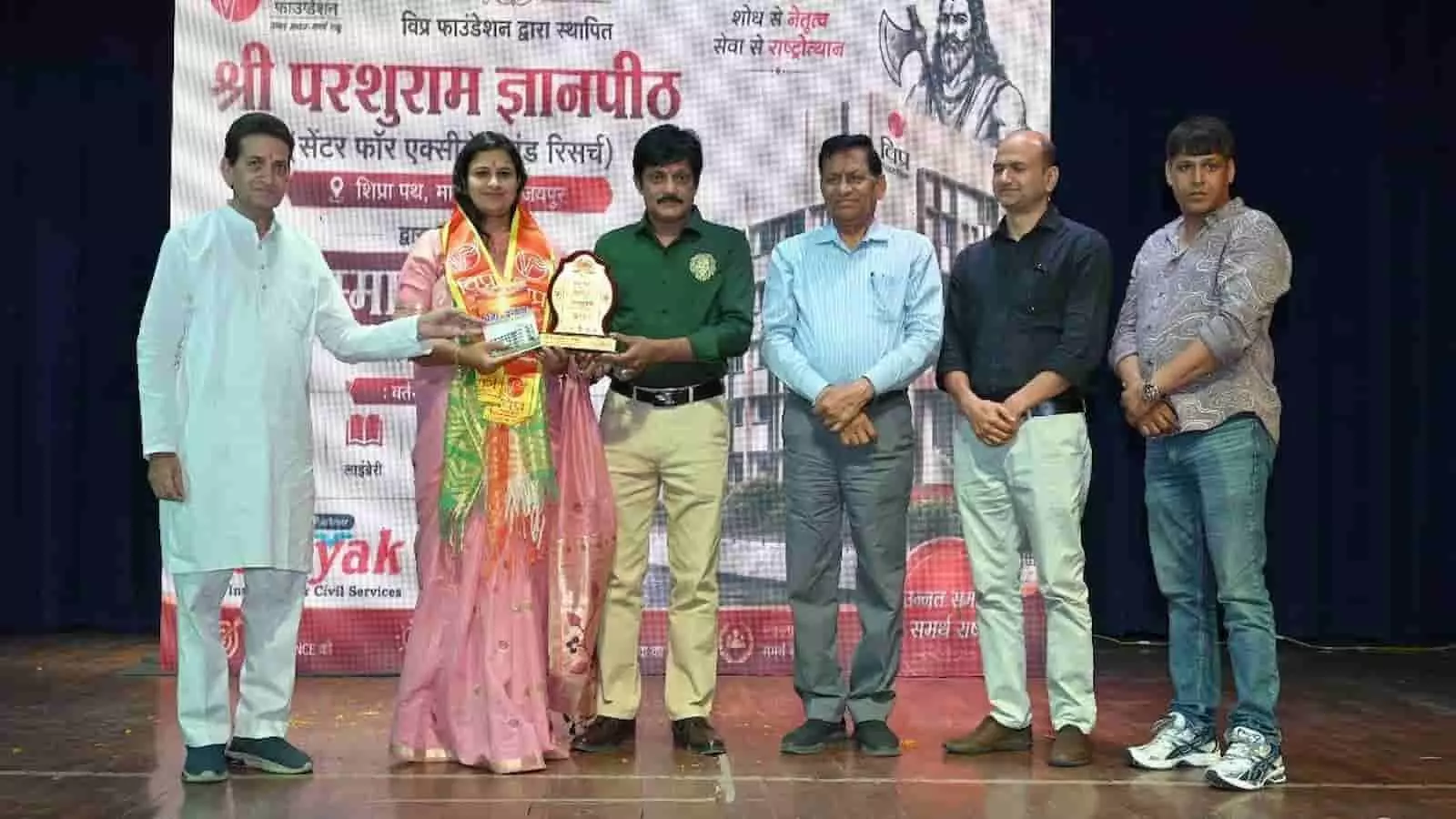 तस्वीर में अतिथि श्री परशुराम ज्ञानपीठ में नवचयनित आरएएस अधिकारी को प्रतीक चिन्ह भेंट कर रहे हैं। तस्वीर में अतिथि श्री परशुराम ज्ञानपीठ में नवचयनित आरएएस अधिकारी को प्रतीक चिन्ह भेंट कर रहे हैं।