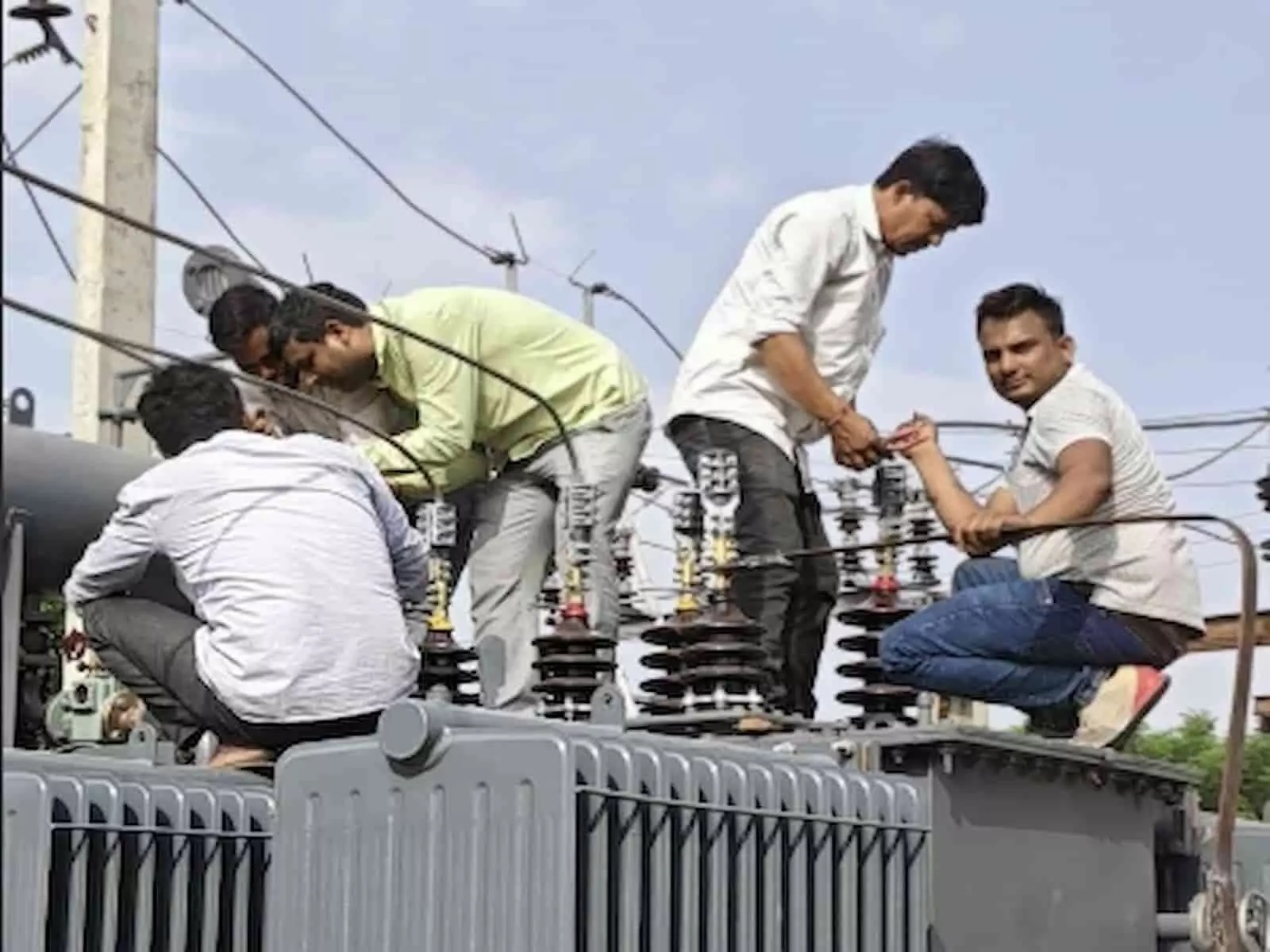 तकनीशियन चौथ का बरवाड़ा जीएसएस पर पावर ट्रांसफार्मर का काम कर रहे हैं। तकनीशियन चौथ का बरवाड़ा जीएसएस पर पावर ट्रांसफार्मर का काम कर रहे हैं।