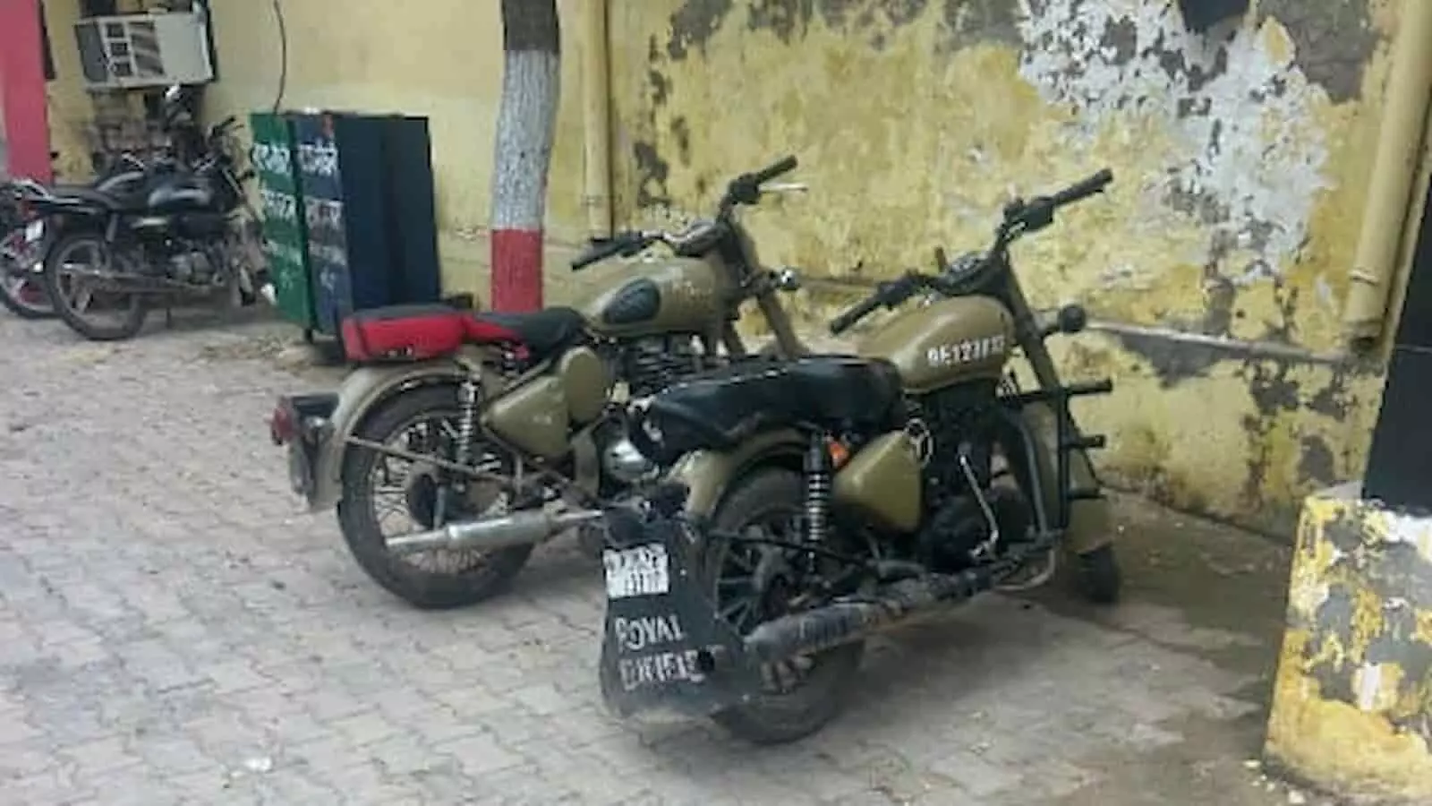 डीग में सड़क किनारे खड़ी पुलिस द्वारा जब्त की गई दो मोटरसाइकिलें दिख रही हैं। डीग में सड़क किनारे खड़ी पुलिस द्वारा जब्त की गई दो मोटरसाइकिलें दिख रही हैं।