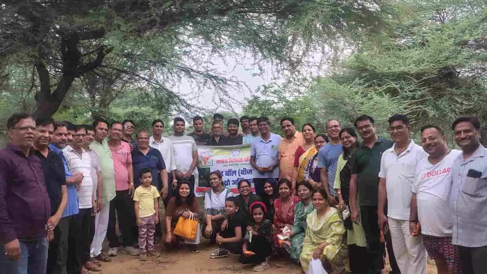 हिण्डौन सिटी के पहाड़ी क्षेत्र में सीड बॉल अभियान के दौरान समूह में खड़े लोग। हिण्डौन सिटी के पहाड़ी क्षेत्र में सीड बॉल अभियान के दौरान समूह में खड़े लोग।