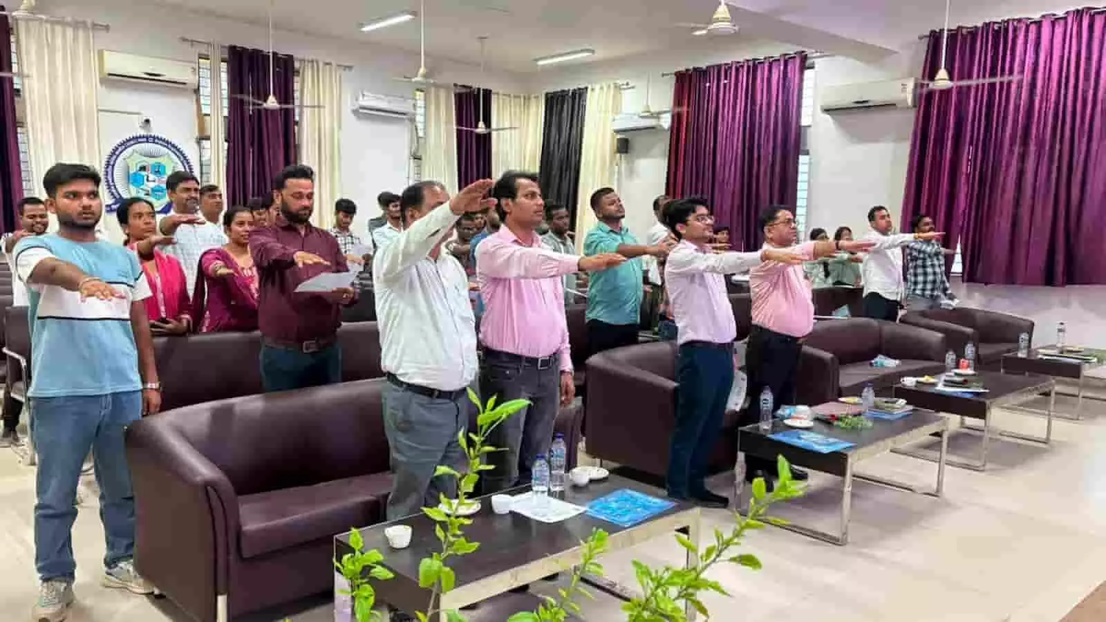 कन्नौज के इंजीनियरिंग कॉलेज में जल संरक्षण की शपथ लेते हुए अधिकारी और प्रतिभागी। कन्नौज के इंजीनियरिंग कॉलेज में जल संरक्षण की शपथ लेते हुए अधिकारी और प्रतिभागी।