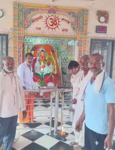 तस्वीर में बौंली के मंदिर में पूजा करते हुए किसान और ग्रामीण नजर आ रहे हैं। तस्वीर में बौंली के मंदिर में पूजा करते हुए किसान और ग्रामीण नजर आ रहे हैं।