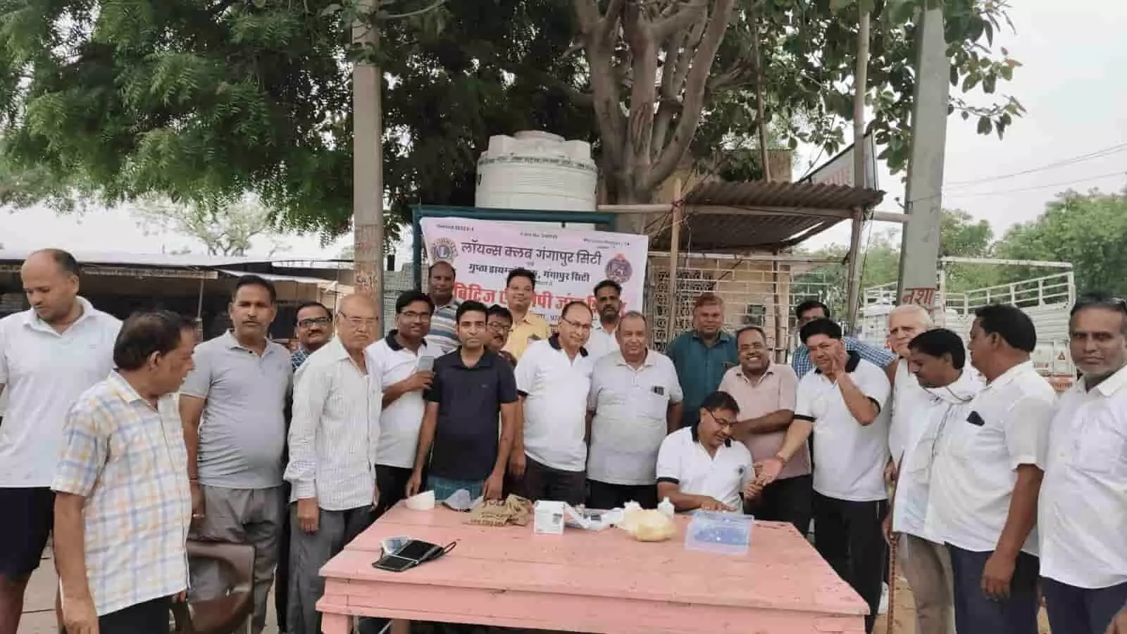 तस्वीर में नई अनाज मंडी परिसर में आयोजित स्वास्थ्य जांच शिविर में नजर आ रहे लायंस क्लब के सदस्य। तस्वीर में नई अनाज मंडी परिसर में आयोजित स्वास्थ्य जांच शिविर में नजर आ रहे लायंस क्लब के सदस्य।