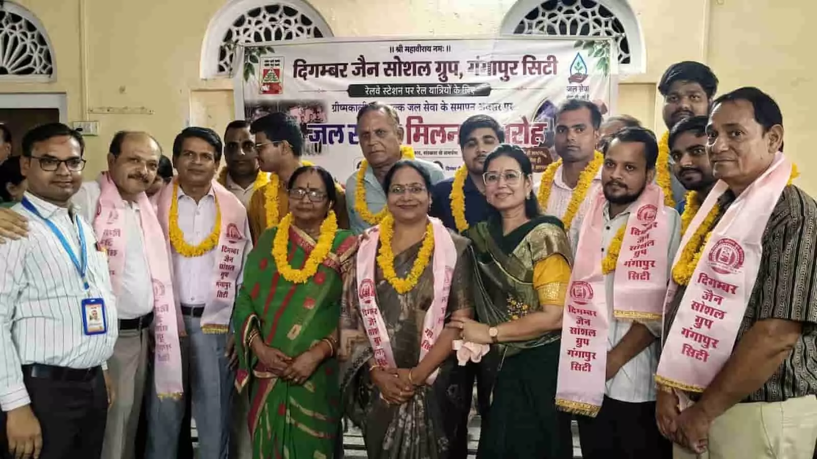 तस्वीर में गंगापुर सिटी के जैन मंदिर परिसर में जल सेवा अभियान के समापन पर सम्मानित होने वाले लोग नजर आ रहे हैं।