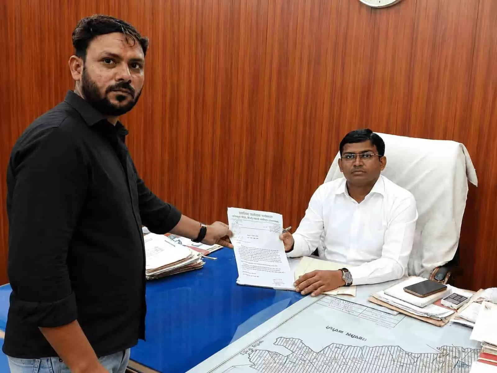 तस्वीर में निवर्तमान पार्षद उपजिला कलेक्टर को ज्ञापन सौंपते हुए कार्यालय में नजर आ रहे हैं।