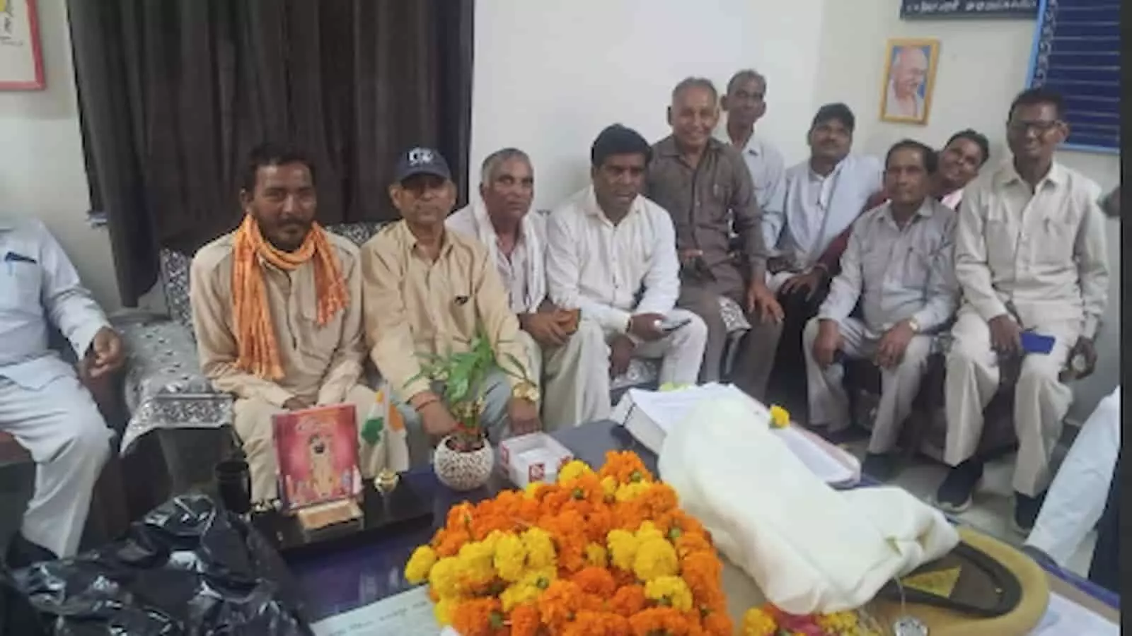 तस्वीर में बावलवाड़ा थाने में थाना अधिकारी के साथ बैठे कांग्रेस ओबीसी मोर्चा के पदाधिकारी। तस्वीर में बावलवाड़ा थाने में थाना अधिकारी के साथ बैठे कांग्रेस ओबीसी मोर्चा के पदाधिकारी।