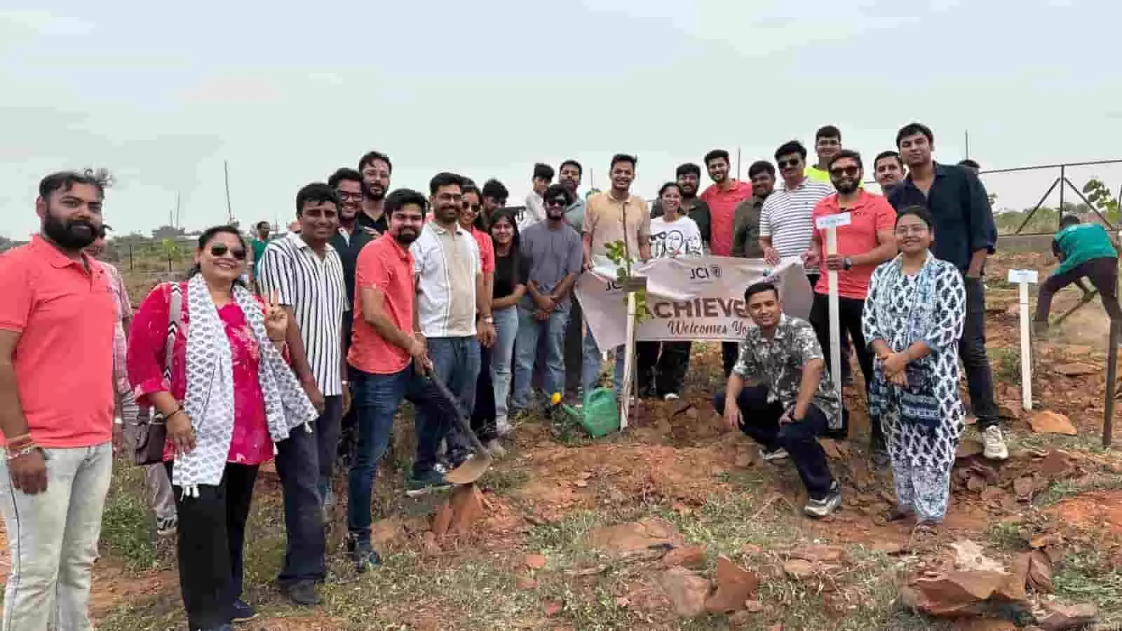 तस्वीर में जेसीआई कोटा अचीवर्स के सदस्य लव-कुश वाटिका में पौधारोपण करते हुए दिख रहे हैं। तस्वीर में जेसीआई कोटा अचीवर्स के सदस्य लव-कुश वाटिका में पौधारोपण करते हुए दिख रहे हैं।