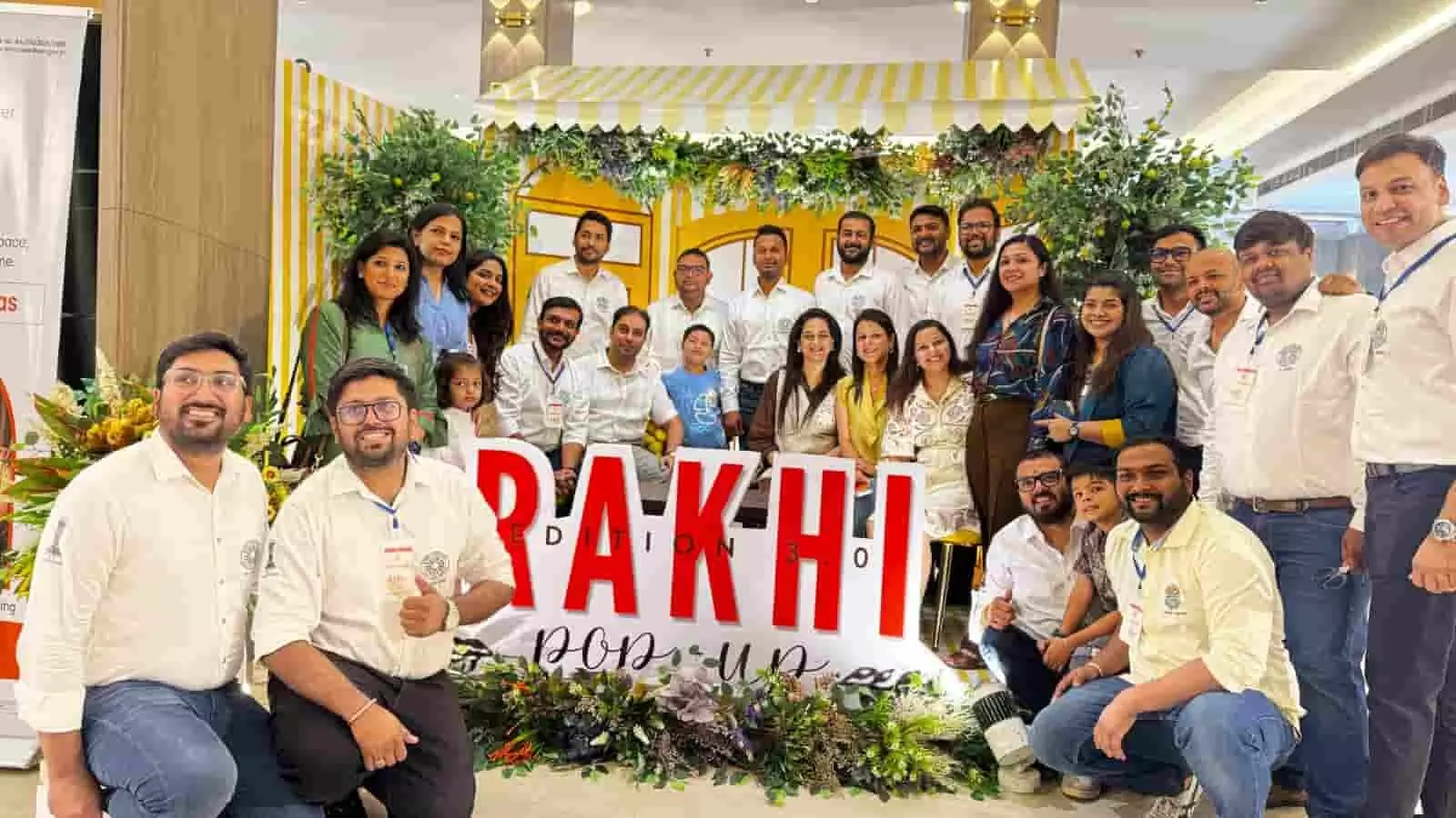 तस्वीर में लोग कोटा में राखी पॉप-अप 3.0 प्रदर्शनी के दौरान समूह में खड़े होकर पोज दे रहे हैं। तस्वीर में लोग कोटा में राखी पॉप-अप 3.0 प्रदर्शनी के दौरान समूह में खड़े होकर पोज दे रहे हैं।