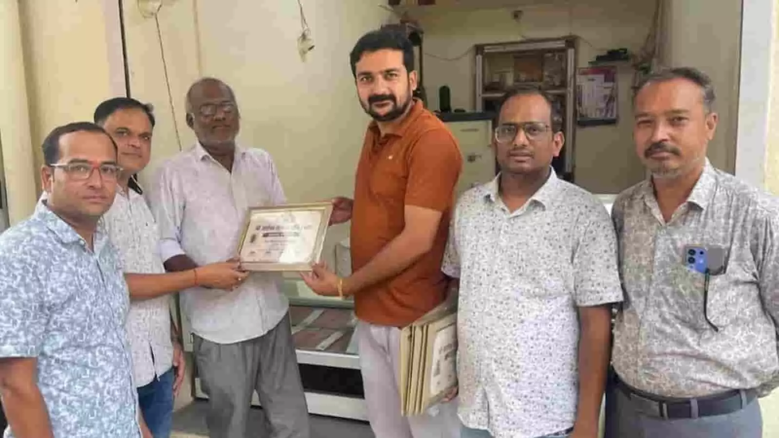 श्री सर्राफा संस्थान के सदस्य बारां में एक दुकान पर प्रमाणपत्र प्राप्त करते हुए। श्री सर्राफा संस्थान के सदस्य बारां में एक दुकान पर प्रमाणपत्र प्राप्त करते हुए।
