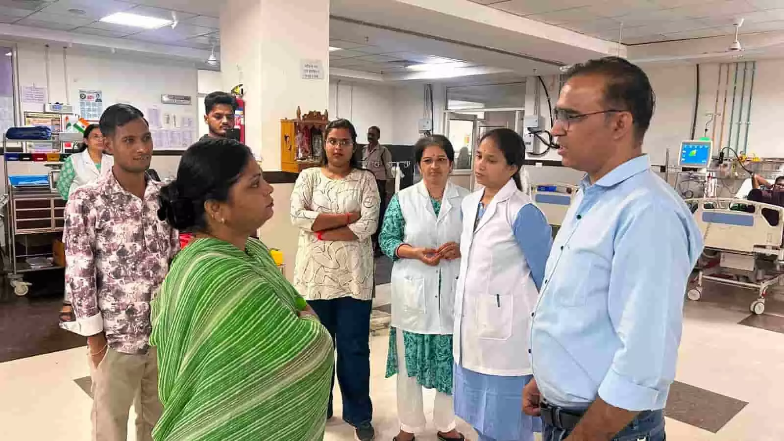 अस्पताल के वार्ड में कांग्रेस नेता राखी गौतम चिकित्सकों से बातचीत कर मरीजों के उपचार की जानकारी ले रही हैं। अस्पताल के वार्ड में कांग्रेस नेता राखी गौतम चिकित्सकों से बातचीत कर मरीजों के उपचार की जानकारी ले रही हैं।