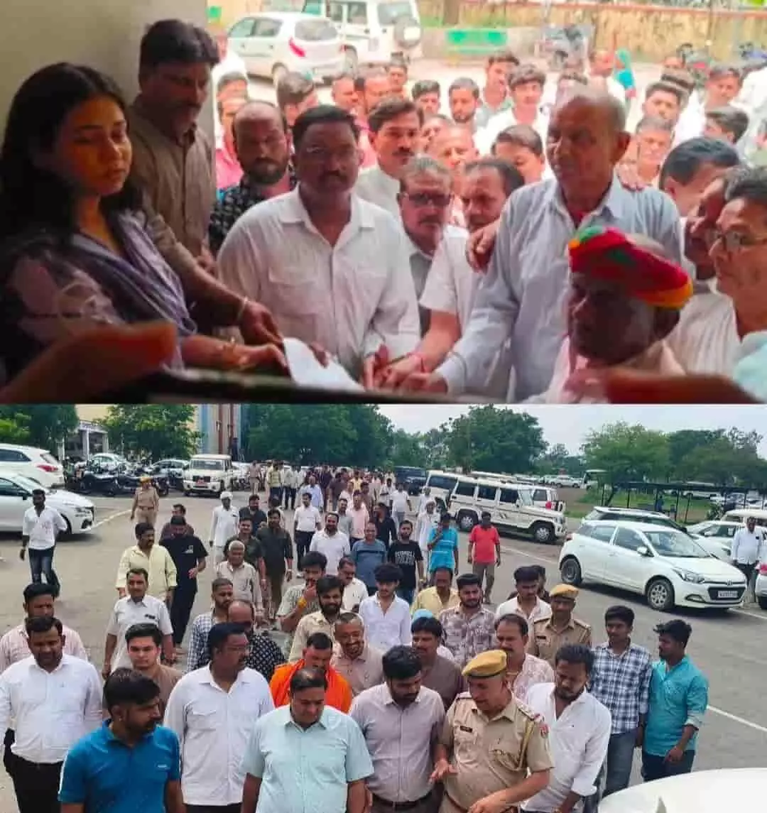 तस्वीर में पारसोला छेड़छाड़ मामले को लेकर जिला मुख्यालय पर विरोध प्रदर्शन करते और ज्ञापन सौंपते ग्रामीण दिखाई दे रहे हैं।