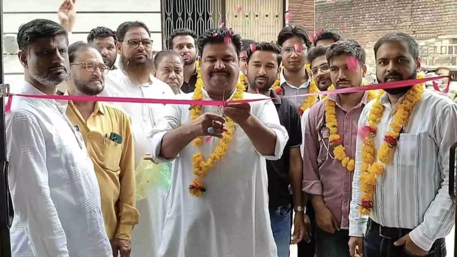 बारां में मेडिकल शिविर का उद्घाटन करते हुए लोग मौजूद हैं।