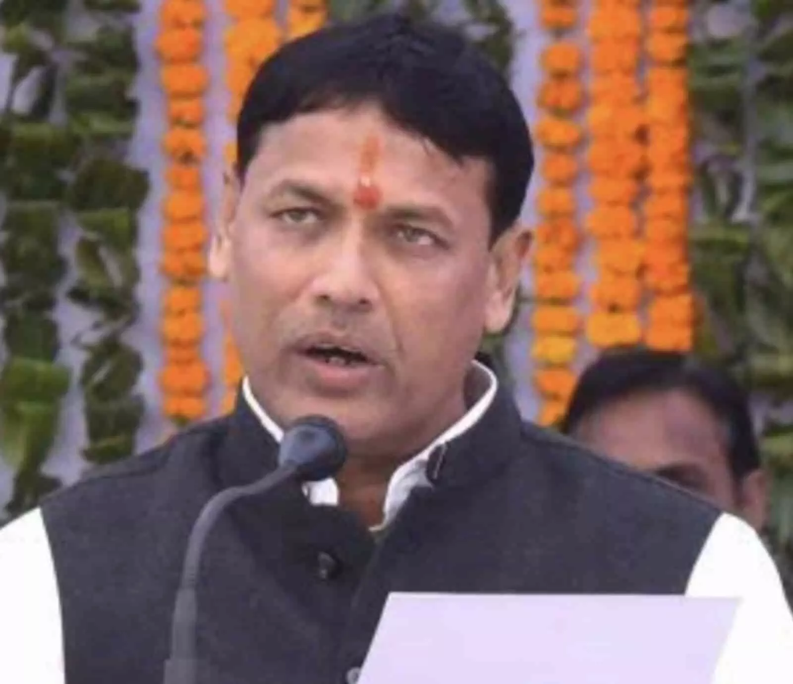 विधायक प्रमोद जैन भाया एक कार्यक्रम के दौरान कागज हाथ में लिए संबोधित कर रहे हैं।