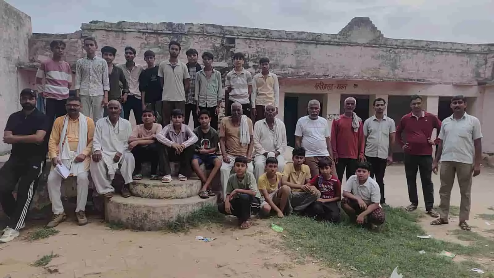 डीग के नारायना कटता गांव में आयोजित खेल प्रतियोगिता के प्रतिभागी और ग्रामीण एक समूह में खड़े हैं। डीग के नारायना कटता गांव में आयोजित खेल प्रतियोगिता के प्रतिभागी और ग्रामीण एक समूह में खड़े हैं।
