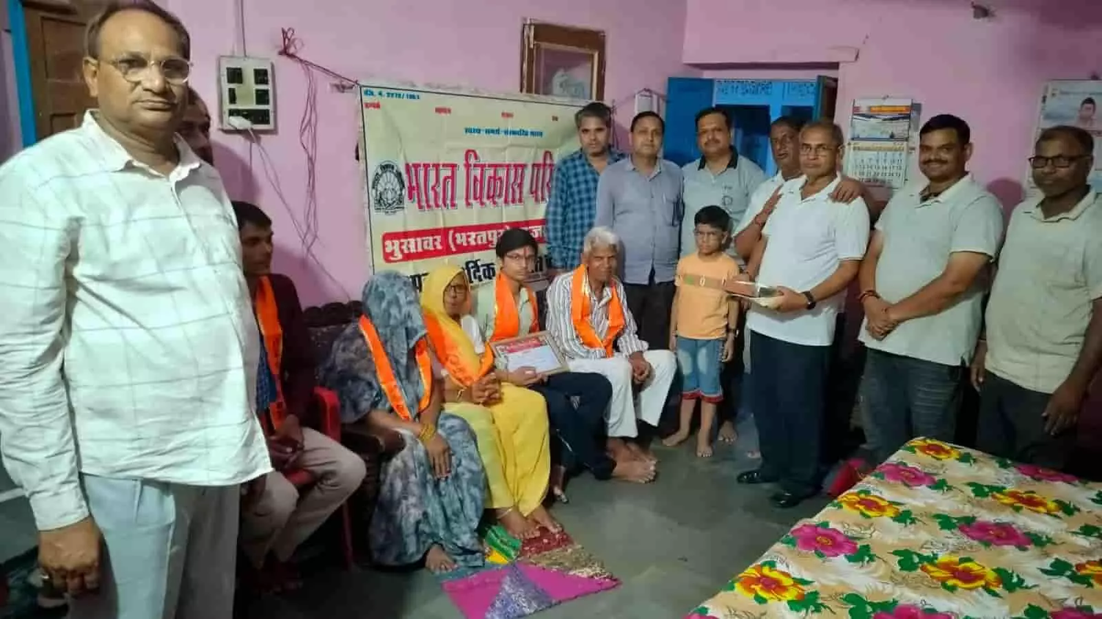 तस्वीर में भुसावर में आयोजित अभिनंदन समारोह के दौरान पदाधिकारी और ग्रामीण दिख रहे हैं। तस्वीर में भुसावर में आयोजित अभिनंदन समारोह के दौरान पदाधिकारी और ग्रामीण दिख रहे हैं।