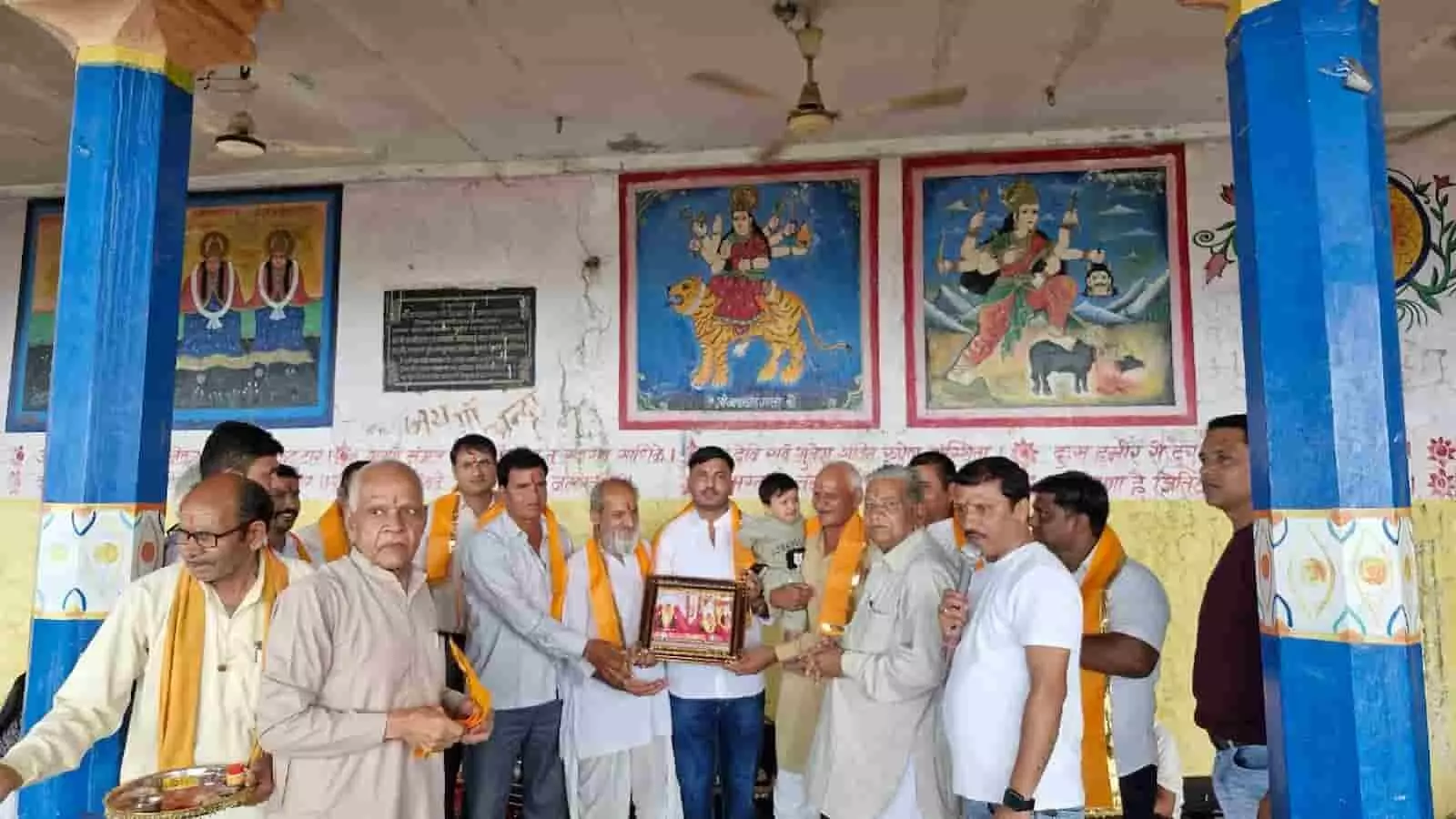 चंदा माता मंदिर परिसर में धार्मिक कार्यक्रम के दौरान मंच पर एकत्रित श्रद्धालु और आयोजक। चंदा माता मंदिर परिसर में धार्मिक कार्यक्रम के दौरान मंच पर एकत्रित श्रद्धालु और आयोजक।