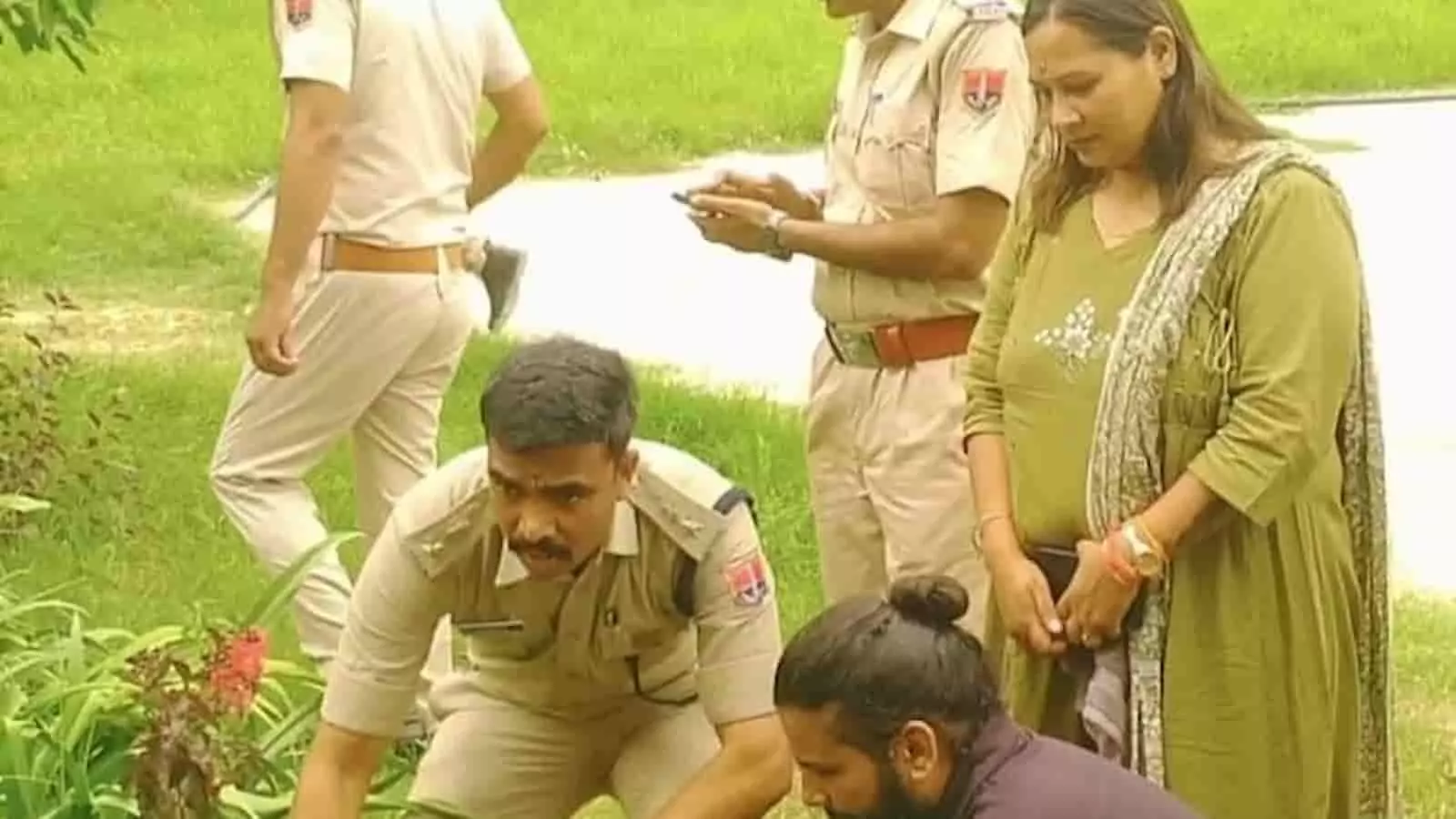 डीग में जिला पुलिस अधीक्षक पौधारोपण करते हुए नजर आ रहे हैं। डीग में जिला पुलिस अधीक्षक पौधारोपण करते हुए नजर आ रहे हैं।