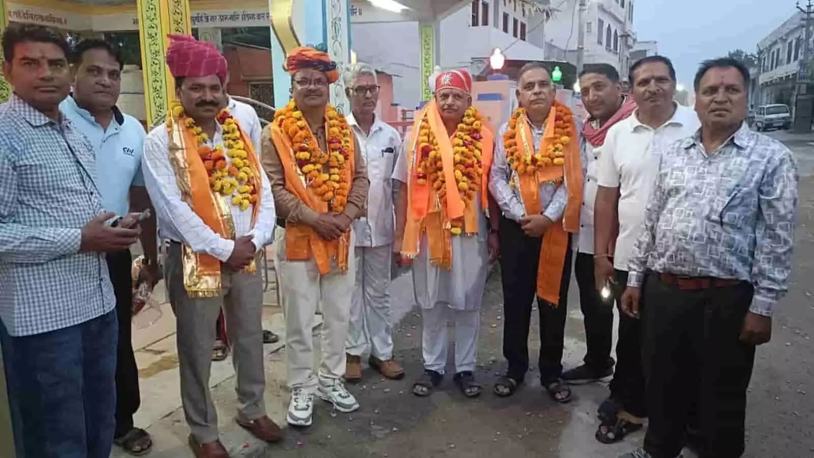 तस्वीर में पारंपरिक साफा और माला पहने शिक्षक संगठन के पदाधिकारी बोहेड़ा में स्वागत समारोह के दौरान खड़े दिखाई दे रहे हैं। तस्वीर में पारंपरिक साफा और माला पहने शिक्षक संगठन के पदाधिकारी बोहेड़ा में स्वागत समारोह के दौरान खड़े दिखाई दे रहे हैं।