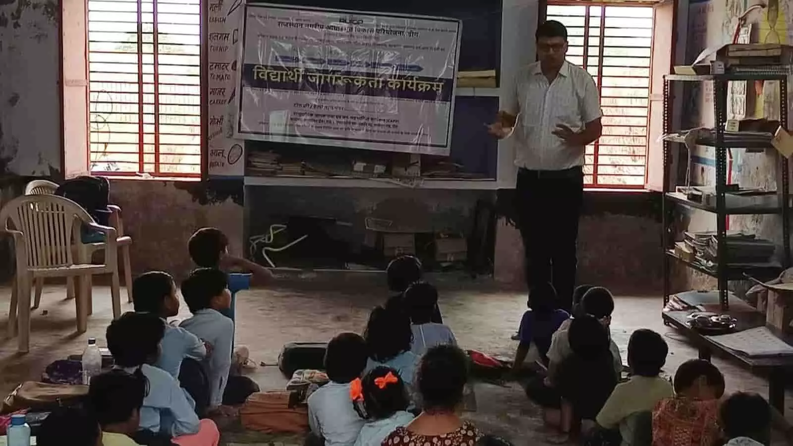 डीग के विद्यालय में आरयूआईडीपी अधिकारी विद्यार्थियों को स्वच्छता के प्रति जागरूक कर रहे हैं। डीग के विद्यालय में आरयूआईडीपी अधिकारी विद्यार्थियों को स्वच्छता के प्रति जागरूक कर रहे हैं।