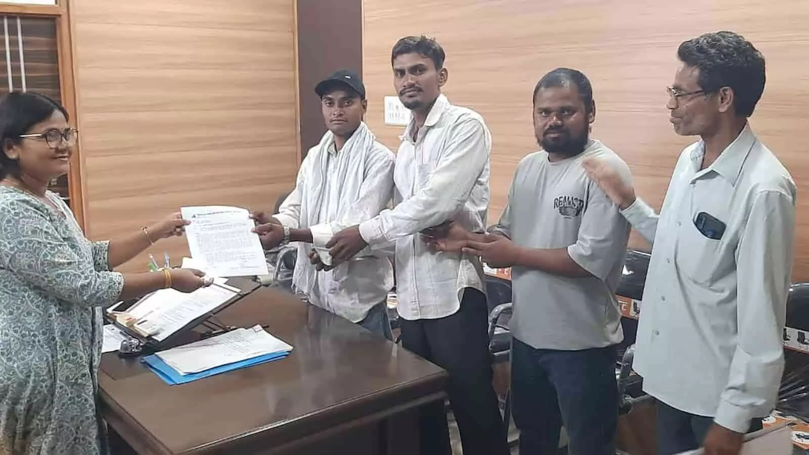 उपखंड अधिकारी को ज्ञापन सौंपते हुए विद्यार्थी संगठन के प्रतिनिधि खेरवाड़ा कार्यालय में। उपखंड अधिकारी को ज्ञापन सौंपते हुए विद्यार्थी संगठन के प्रतिनिधि खेरवाड़ा कार्यालय में।