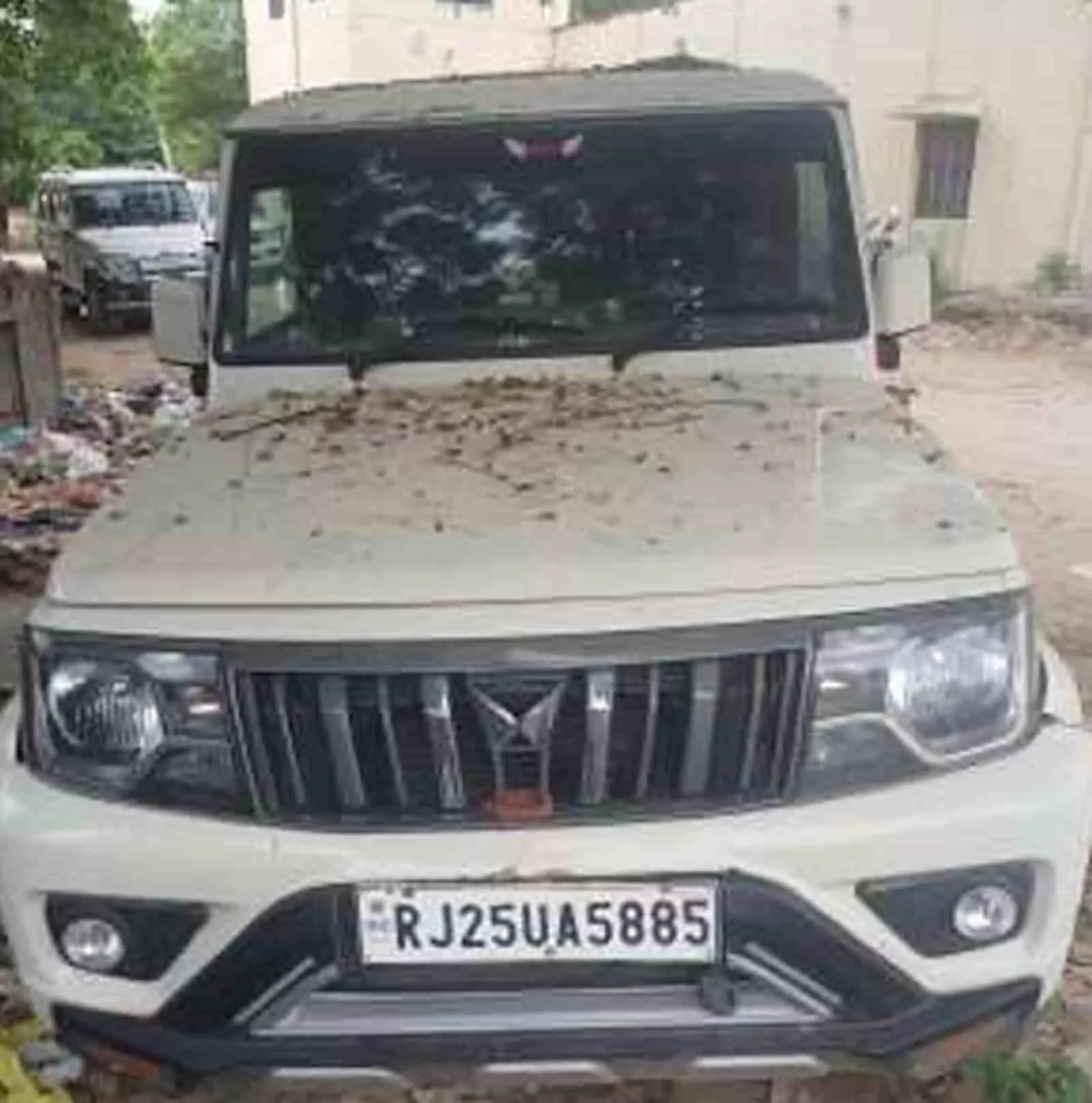 थाना परिसर में खड़ी जब्तशुदा बोलेरो गाड़ी जिस पर नंबर प्लेट लगी हुई है।