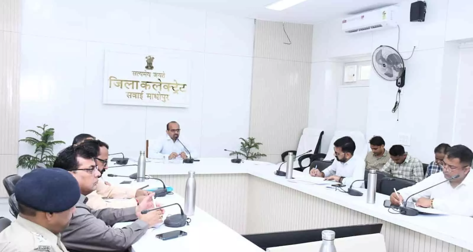 सवाई माधोपुर कलेक्ट्रेट सभागार में टेबल के चारों ओर बैठकर विभागीय बैठक करते प्रशासनिक अधिकारी।
