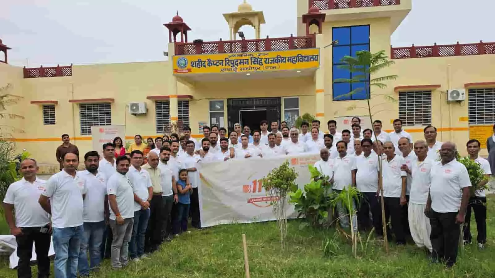 सवाई माधोपुर कॉलेज परिसर में बैंक ऑफ बड़ौदा के अधिकारी स्थापना दिवस पर पौधा लगाते हुए।
