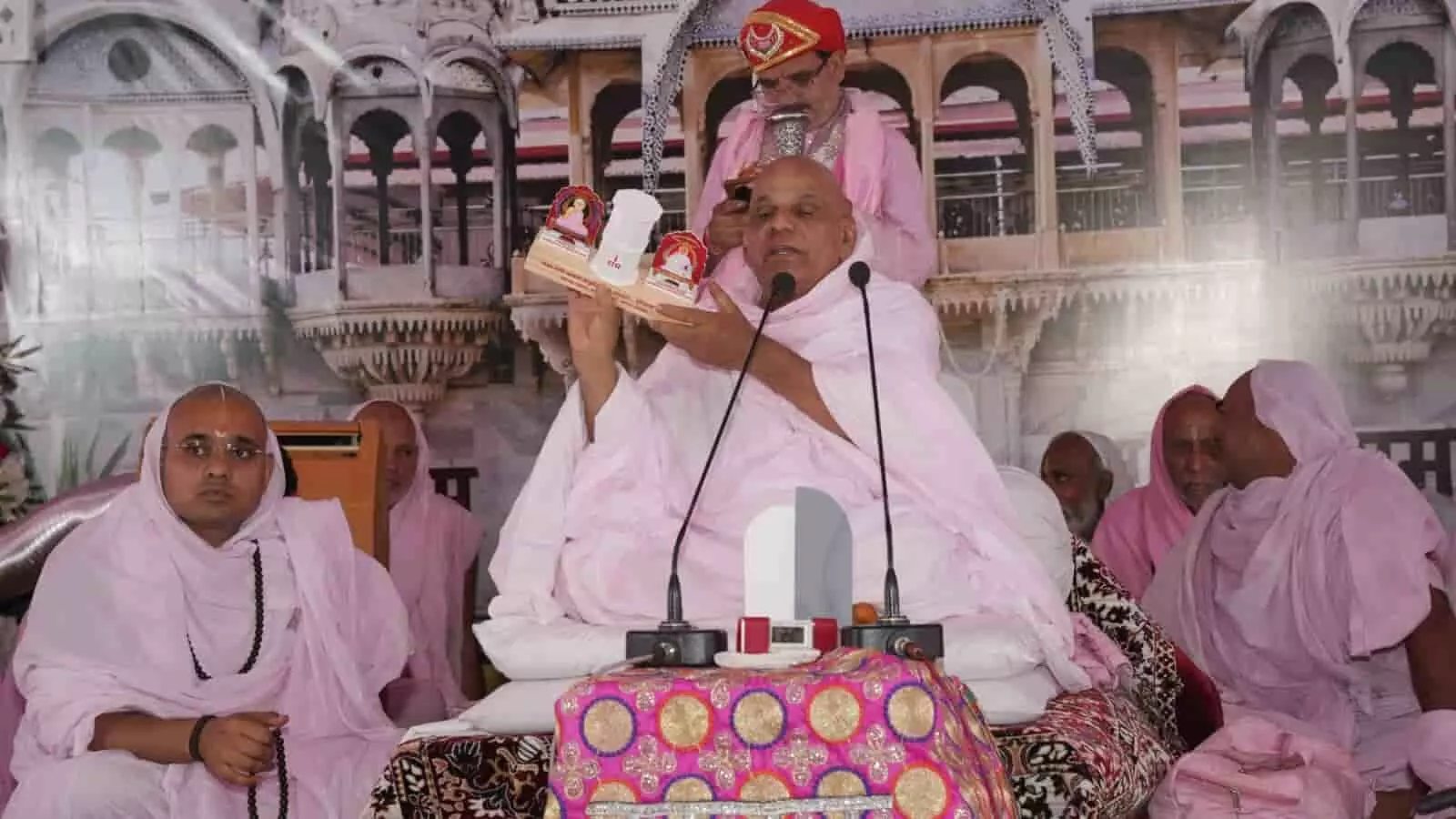 भीलवाड़ा रामद्वारा में चातुर्मास सत्संग के दौरान मंच पर प्रवचन देते आचार्य स्वामी श्रीरामदयालजी महाराज। भीलवाड़ा रामद्वारा में चातुर्मास सत्संग के दौरान मंच पर प्रवचन देते आचार्य स्वामी श्रीरामदयालजी महाराज।