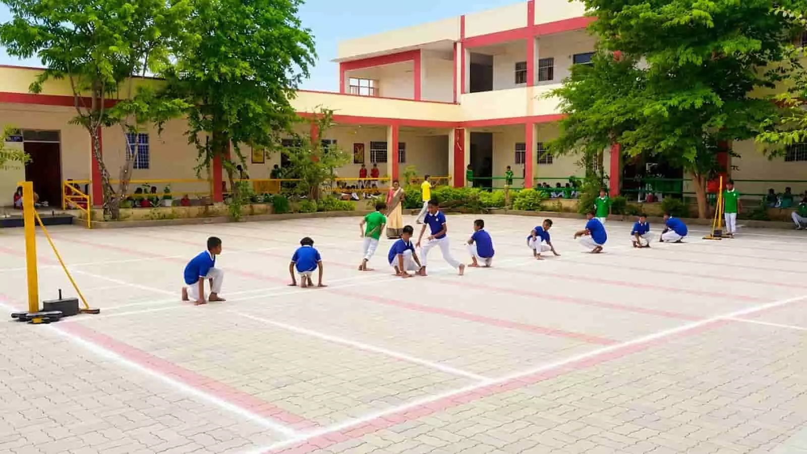 तस्वीर में स्वामी विवेकानंद मॉडल स्कूल के प्रांगण में विद्यार्थी खो-खो प्रतियोगिता खेलते दिख रहे हैं। तस्वीर में स्वामी विवेकानंद मॉडल स्कूल के प्रांगण में विद्यार्थी खो-खो प्रतियोगिता खेलते दिख रहे हैं।