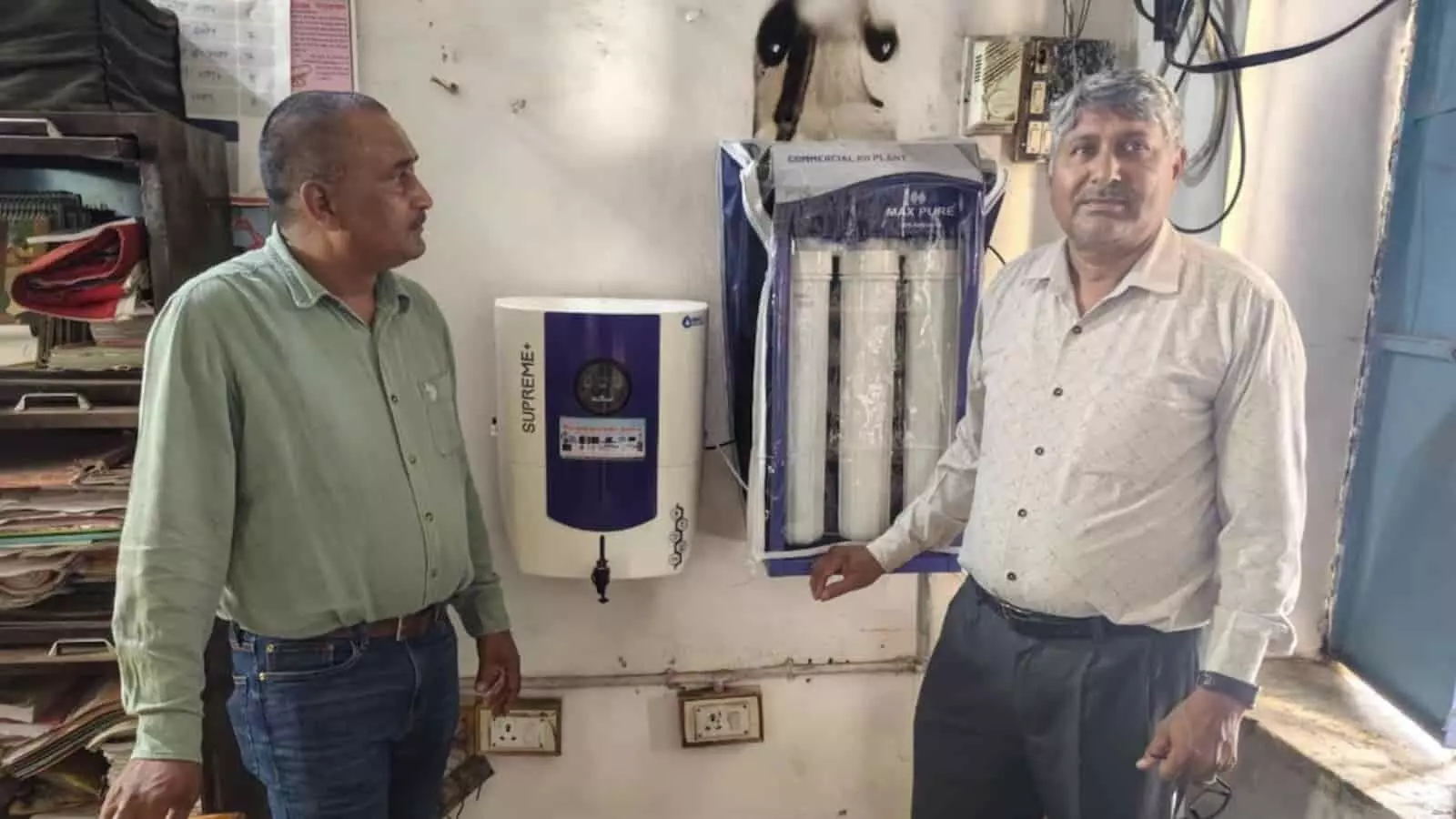 तस्वीर में खराड़ीवाड़ा विद्यालय में स्थापित आरओ वाटर प्यूरीफायर के पास खड़े लोग। तस्वीर में खराड़ीवाड़ा विद्यालय में स्थापित आरओ वाटर प्यूरीफायर के पास खड़े लोग।