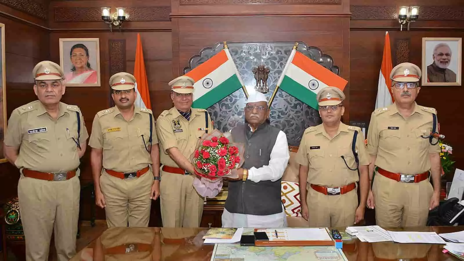 तस्वीर में राज्यपाल हरिभाऊ बागडे के साथ लोकभवन में मुलाकात करते हुए नव पदोन्नत आईपीएस अधिकारी। तस्वीर में राज्यपाल हरिभाऊ बागडे के साथ लोकभवन में मुलाकात करते हुए नव पदोन्नत आईपीएस अधिकारी।