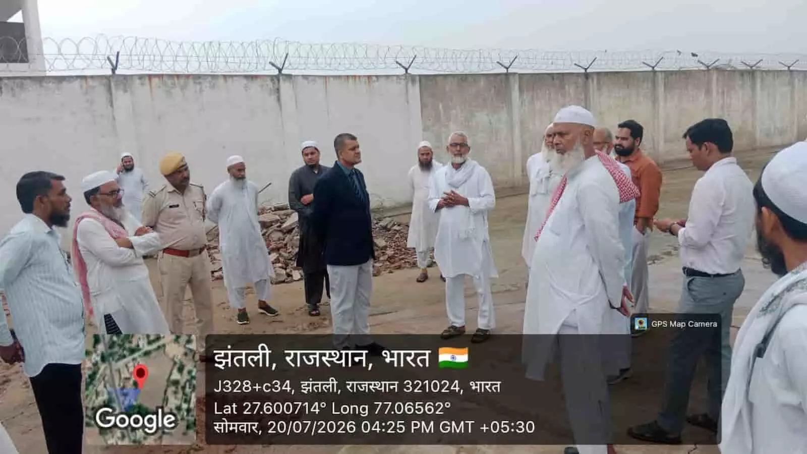मदरसा परिसर में डीएलएसए सचिव रामकिशन शर्मा और पुलिस बल स्थानीय लोगों से पूछताछ करते हुए। मदरसा परिसर में डीएलएसए सचिव रामकिशन शर्मा और पुलिस बल स्थानीय लोगों से पूछताछ करते हुए।
