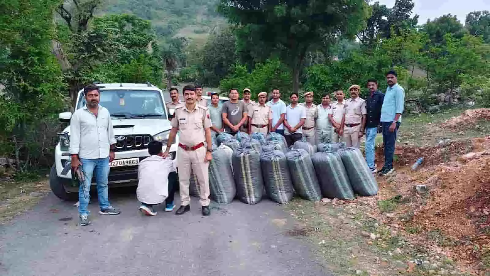 तस्वीर में राजसमंद पुलिस टीम जब्त डोडा चूरा के कट्टों के साथ सड़क पर खड़ी है। तस्वीर में राजसमंद पुलिस टीम जब्त डोडा चूरा के कट्टों के साथ सड़क पर खड़ी है।