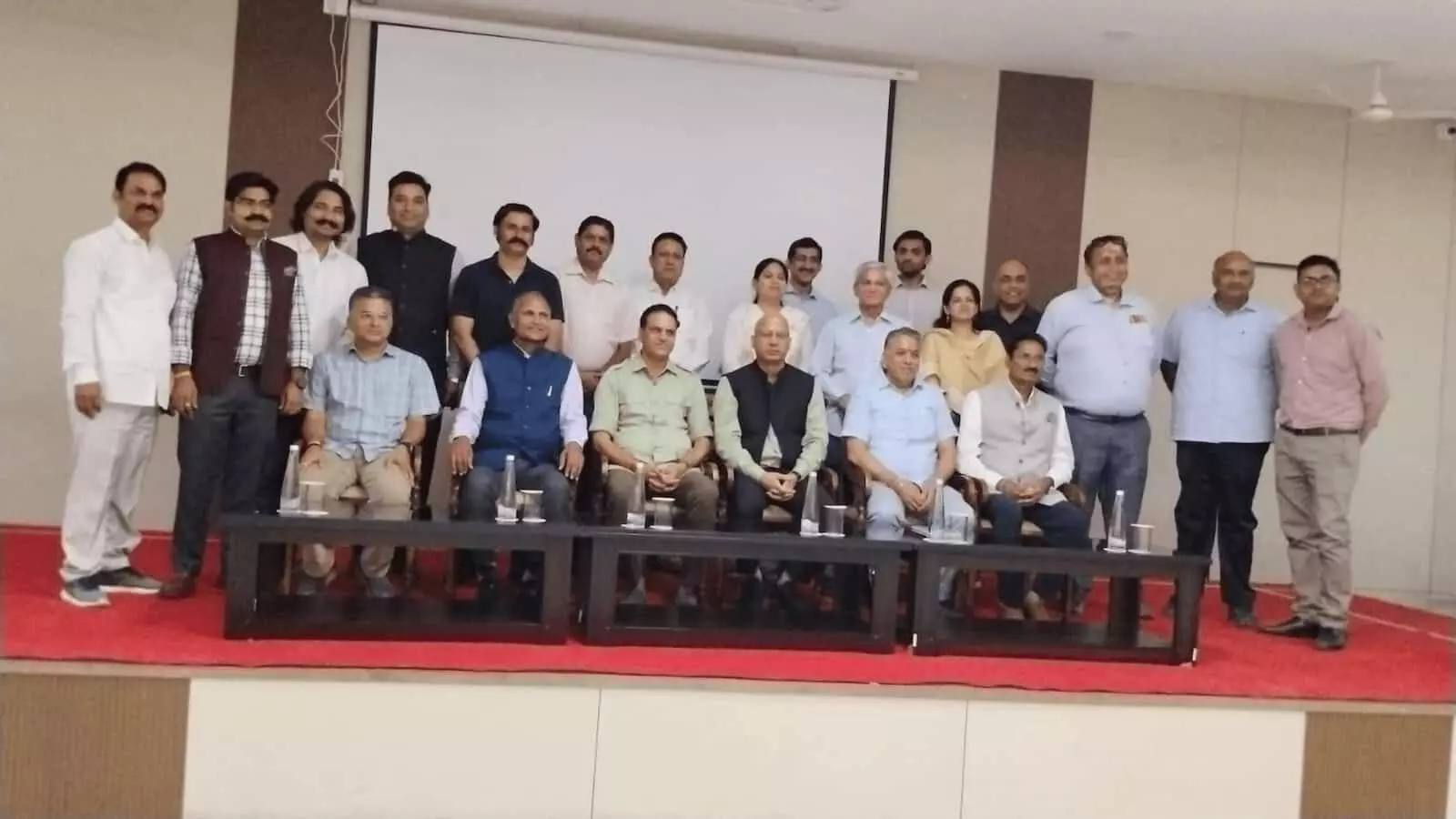 टोक्यो स्थित भारतीय दूतावास में राजस्थान पर्यटन रोड शो के दौरान उपस्थित अधिकारी और स्टेकहोल्डर्स। टोक्यो स्थित भारतीय दूतावास में राजस्थान पर्यटन रोड शो के दौरान उपस्थित अधिकारी और स्टेकहोल्डर्स।