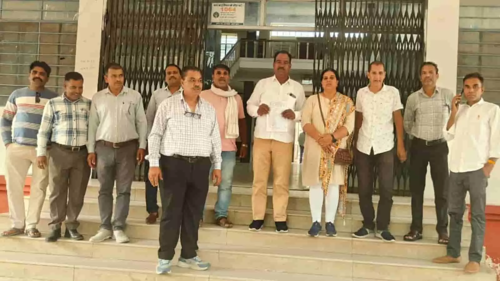 कार्यालय भवन के बाहर सीढ़ियों पर खड़े शिक्षक संघ के पदाधिकारी ज्ञापन पत्र दिखाते हुए। कार्यालय भवन के बाहर सीढ़ियों पर खड़े शिक्षक संघ के पदाधिकारी ज्ञापन पत्र दिखाते हुए।