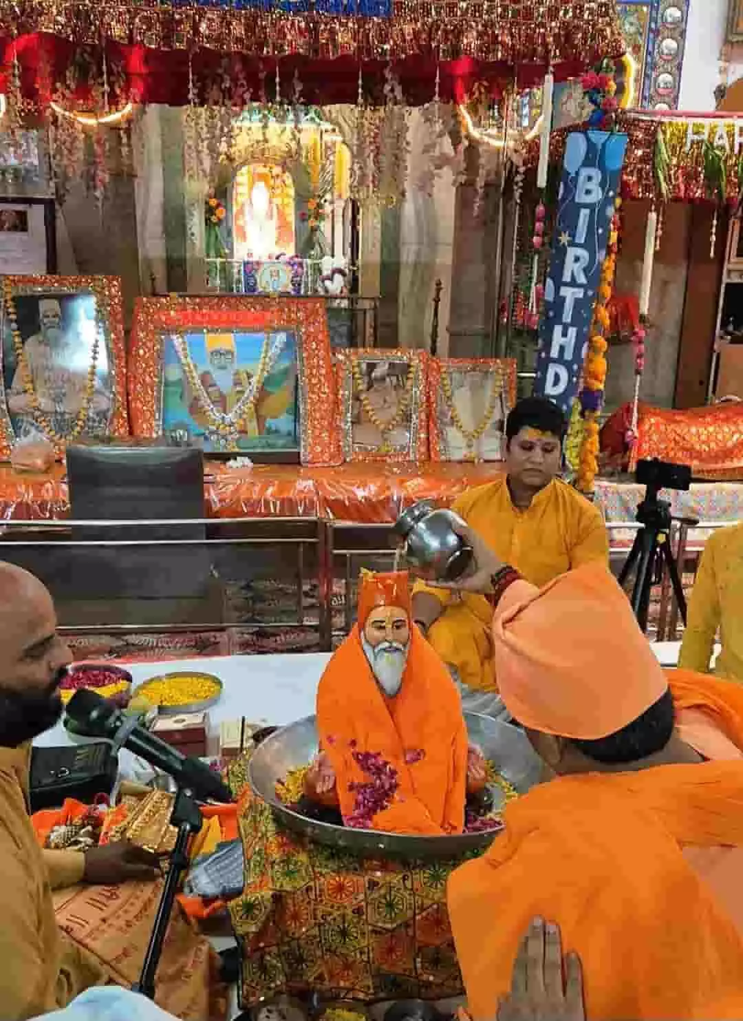 तस्वीर में स्वामी टेऊँराम जी महाराज की मूर्ति का अनुष्ठान करते हुए लोग नजर आ रहे हैं। तस्वीर में स्वामी टेऊँराम जी महाराज की मूर्ति का अनुष्ठान करते हुए लोग नजर आ रहे हैं।