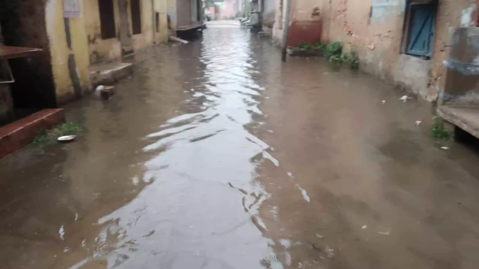 भुसावर कस्बे की एक गली में जलभराव की स्थिति देखी जा रही है। भुसावर कस्बे की एक गली में जलभराव की स्थिति देखी जा रही है।