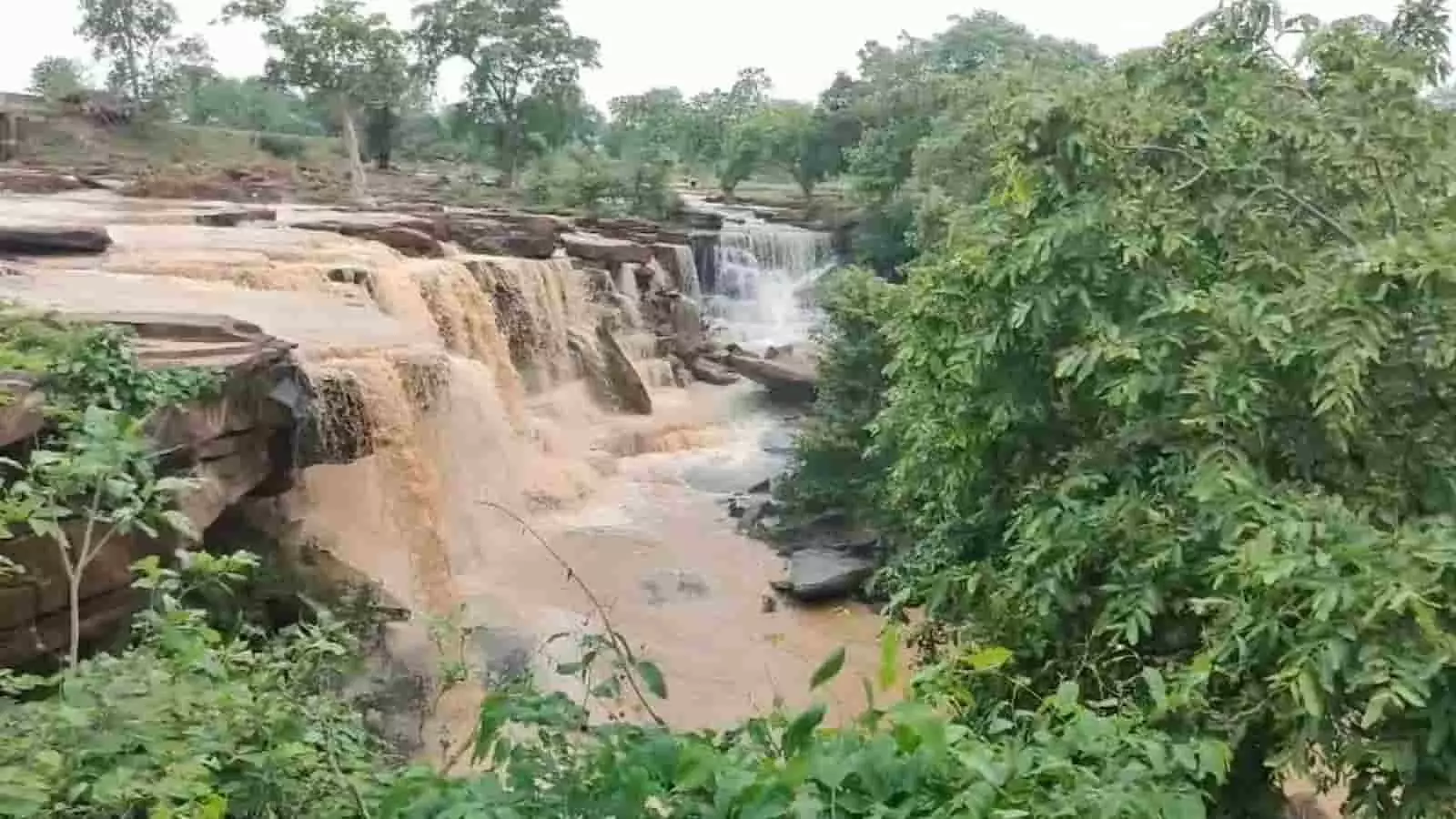 कटनी में रीठी रोड पर स्थित कुम्हारी झरने में बहता हुआ पानी। कटनी में रीठी रोड पर स्थित कुम्हारी झरने में बहता हुआ पानी।