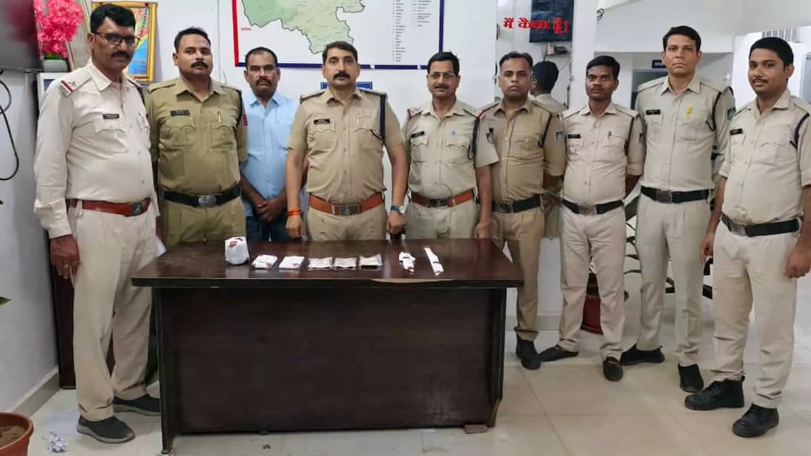 पुलिसकर्मी जब्त सामग्री के साथ कुठला थाने में दिखाई दे रहे हैं। पुलिसकर्मी जब्त सामग्री के साथ कुठला थाने में दिखाई दे रहे हैं।