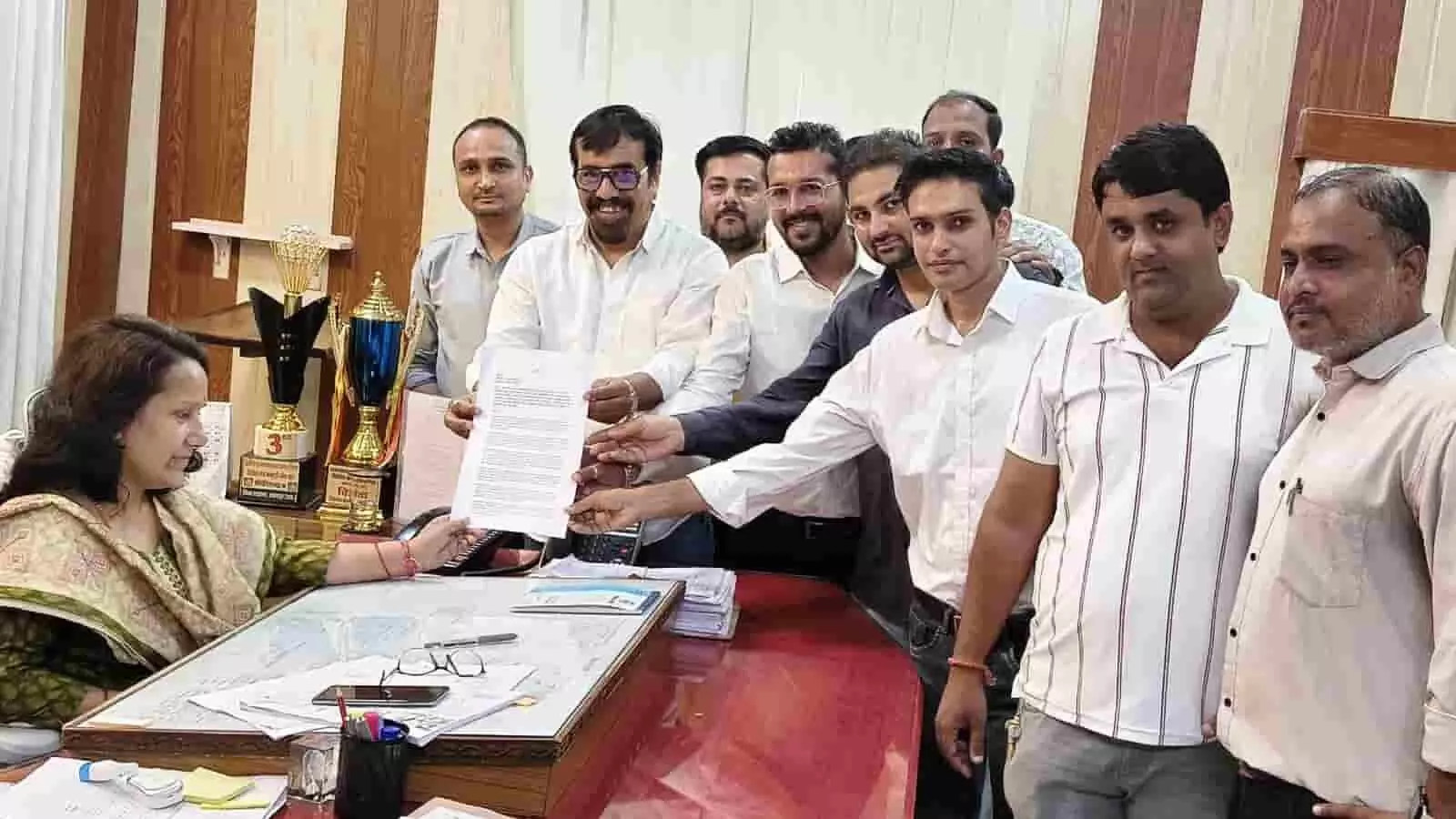 तस्वीर में भीलवाड़ा कलेक्टर कार्यालय में एडीएम को ज्ञापन सौंपते सामाजिक कार्यकर्ताओं का प्रतिनिधिमंडल। तस्वीर में भीलवाड़ा कलेक्टर कार्यालय में एडीएम को ज्ञापन सौंपते सामाजिक कार्यकर्ताओं का प्रतिनिधिमंडल।