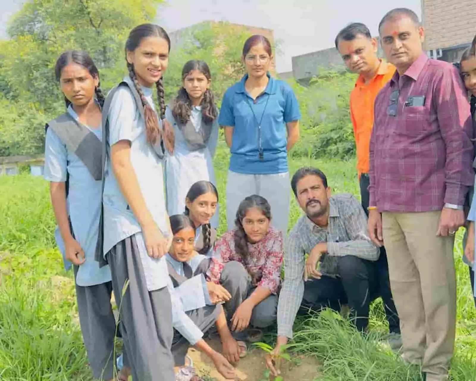तस्वीर में मंगलवाड़ स्कूल परिसर में शिक्षकों और विद्यार्थियों की मौजूदगी में छात्रा द्वारा पौधारोपण किया जा रहा है। तस्वीर में मंगलवाड़ स्कूल परिसर में शिक्षकों और विद्यार्थियों की मौजूदगी में छात्रा द्वारा पौधारोपण किया जा रहा है।