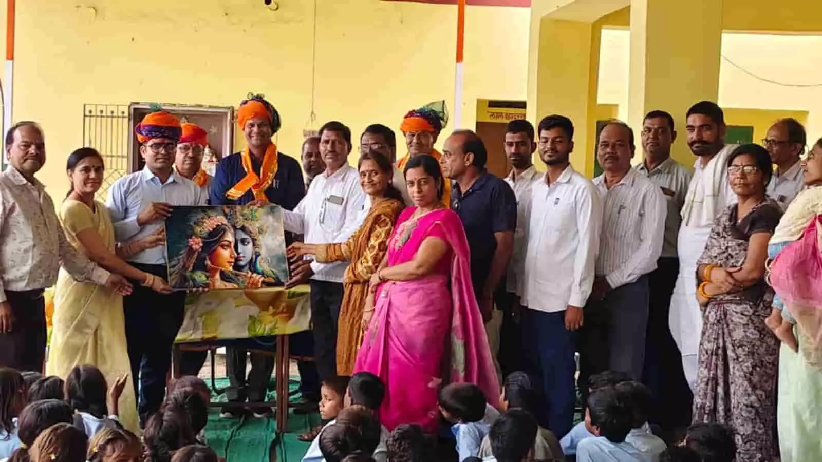 विदाई समारोह के दौरान मंच पर स्मृति चिह्न भेंट करते शिक्षक और सामने बैठे छात्र। विदाई समारोह के दौरान मंच पर स्मृति चिह्न भेंट करते शिक्षक और सामने बैठे छात्र।
