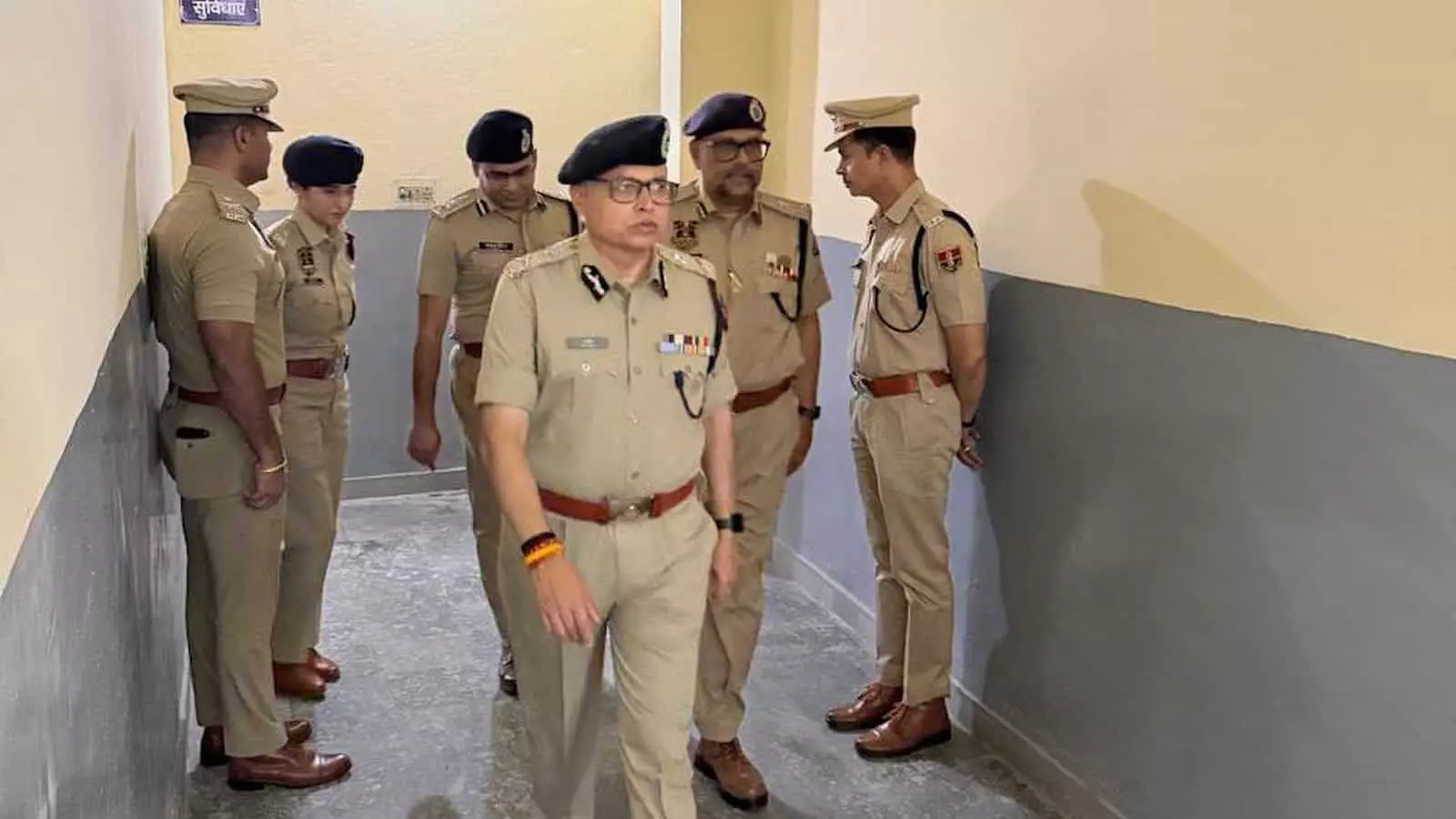 सांगानेर थाना परिसर का निरीक्षण करते राजस्थान पुलिस महानिदेशक राजीव कुमार शर्मा और अन्य वरिष्ठ अधिकारी। सांगानेर थाना परिसर का निरीक्षण करते राजस्थान पुलिस महानिदेशक राजीव कुमार शर्मा और अन्य वरिष्ठ अधिकारी।